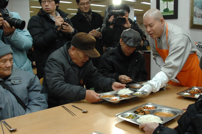 2011.01.27_서울노인복지센터 배식방문